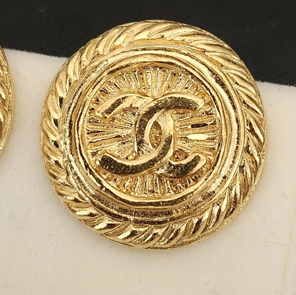 CHANEL 24k Gold Plated CC Logo Rope Round Clip On Earrings - Picture 2 of 7